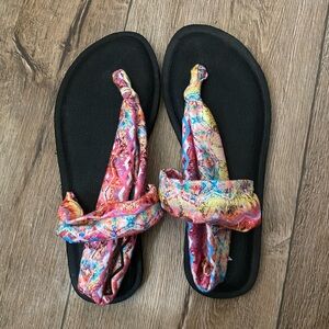 Black sandals with multicolored fabric